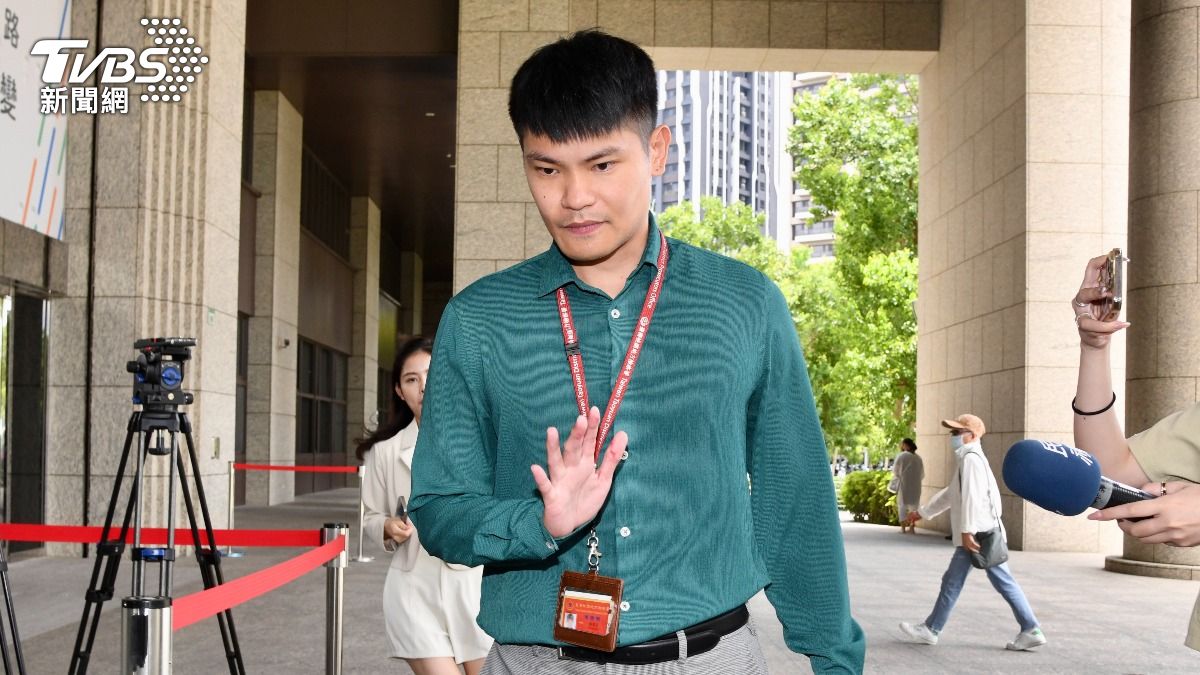 聲押台塑高層楊兆麟的檢察官陳嘉義開完強處庭離開法院。(圖/胡瑞麒攝)