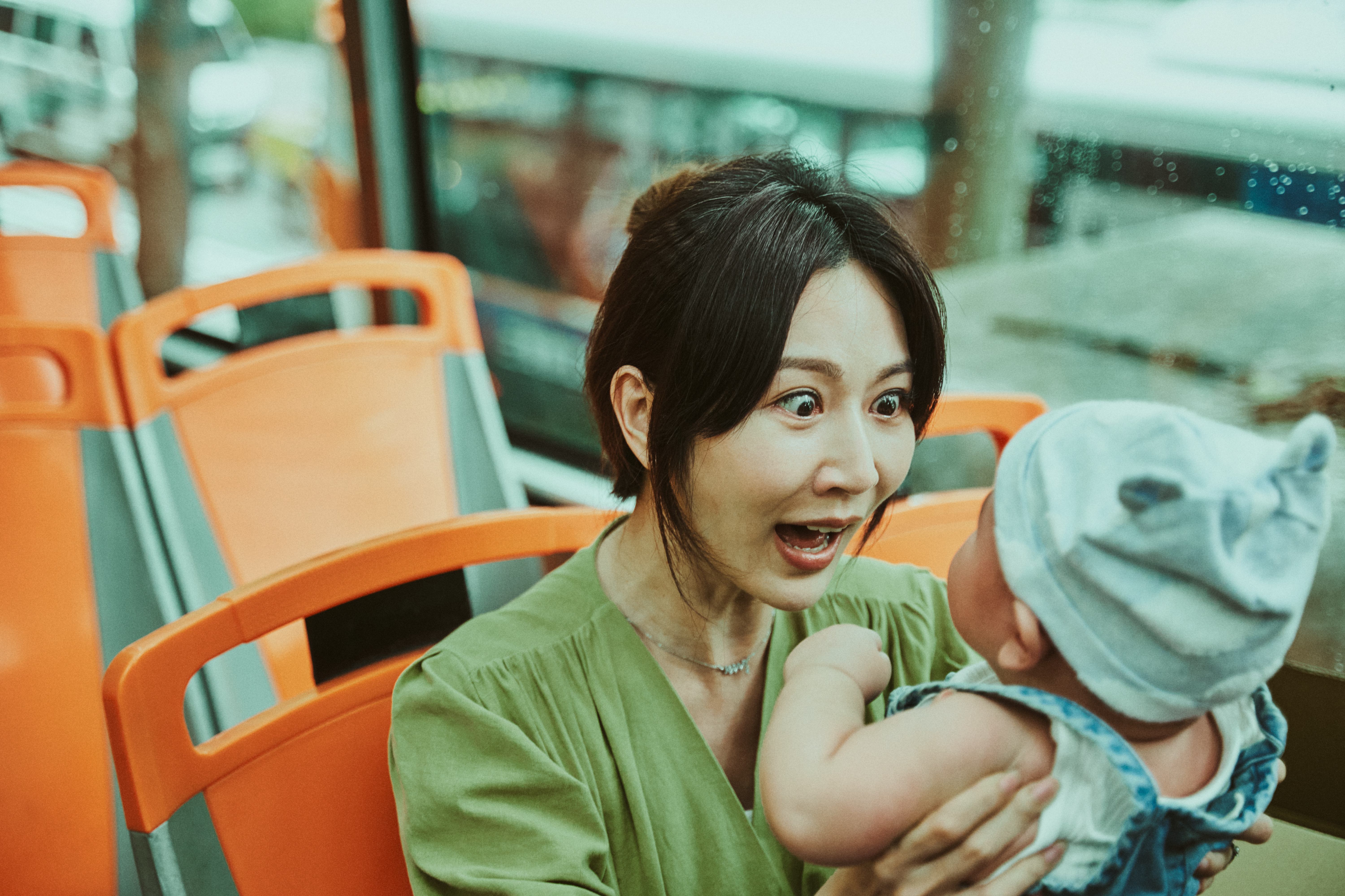 曾莞婷飾演精神異常的新手媽媽。(圖/CATCHPLAY+提供)