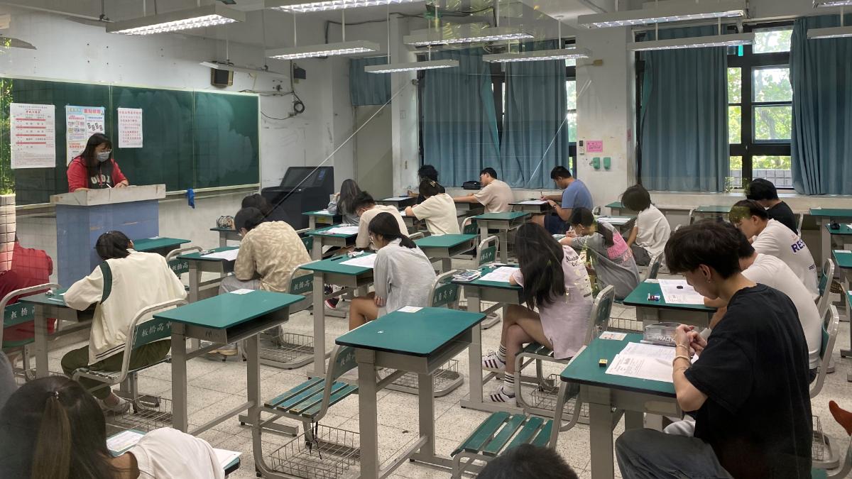 113分科測驗/天氣熱!物理科7考生喝水違規 將扣1級分