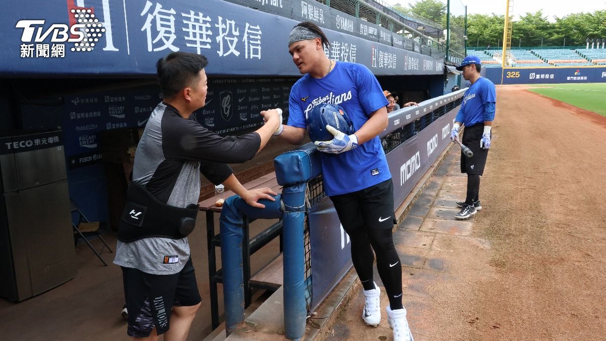 張育成與胡金龍相見歡。(圖/葉志明攝)