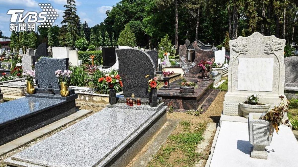 睡墓地求明牌!兄弟爽拿千萬獎金 他「多問1句」...被車撞死