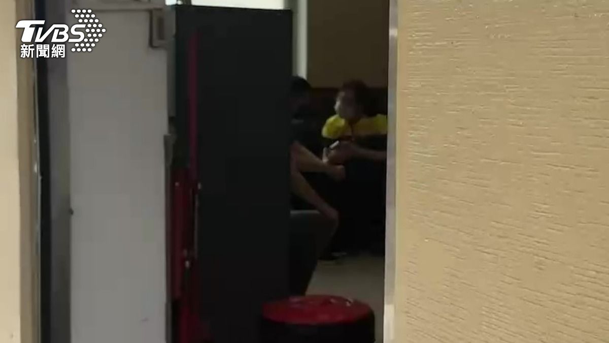 狠母騙拍照溺斃小姊妹!檢方今解剖查死因 父親悲憤到場