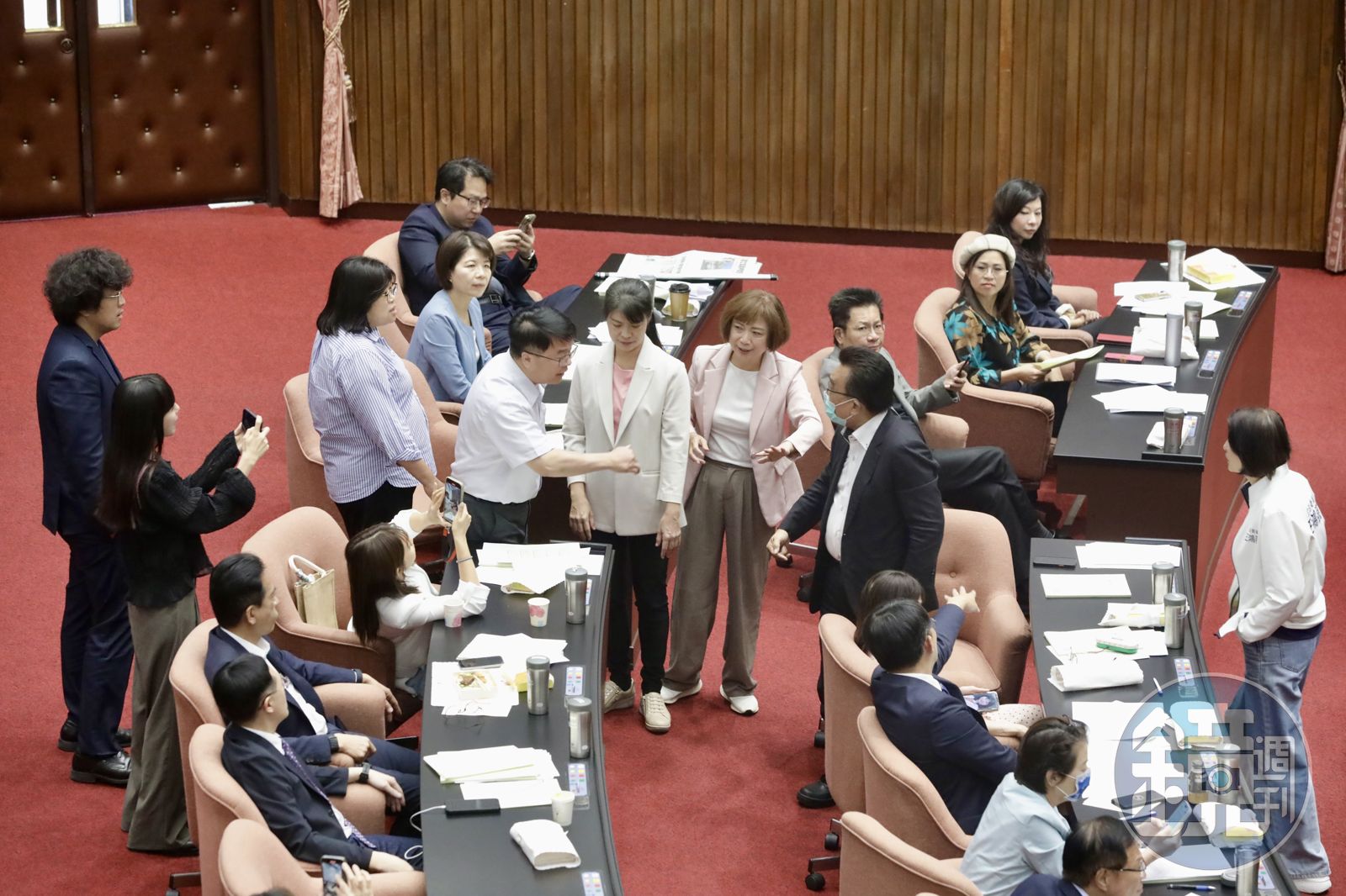 民進黨立委吳秉叡不滿民眾黨立委配合國民黨將國安修法草案退回,憤而上前理論。(圖/鏡週刊)