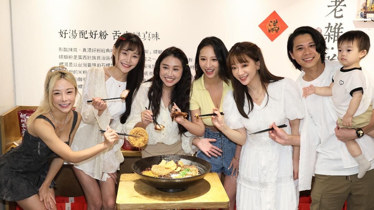 玉兔(右三)和老公(右二)一同為亞亞站台。(圖/張哲鳴攝)
