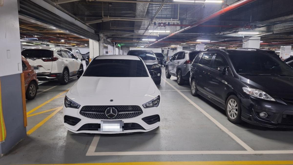 賓士爸1招「貼心停車」!女兒狂嫌丟臉急閃 網點頭:白目而已