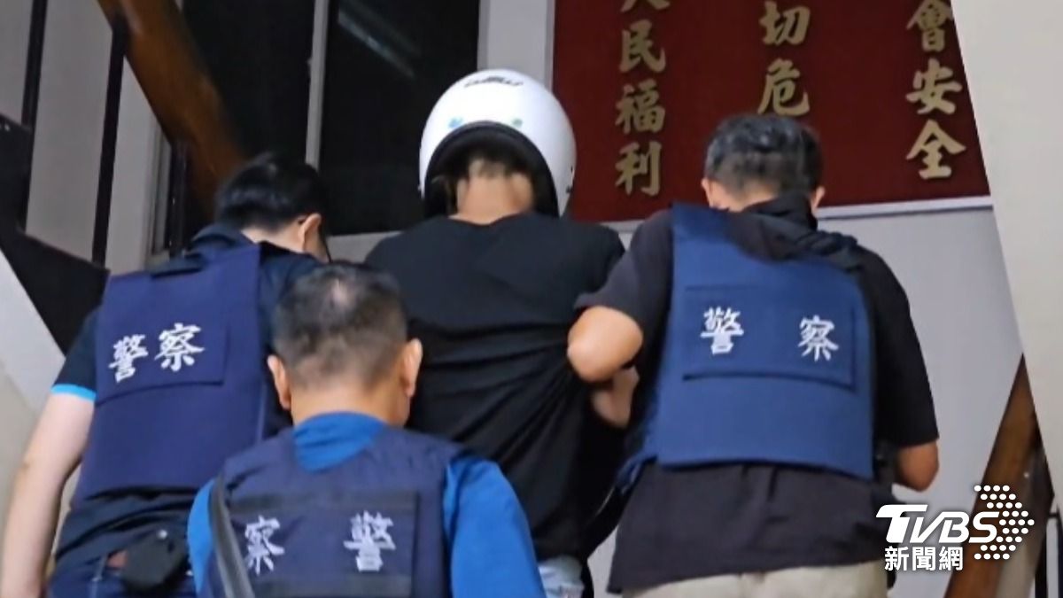 口罩男被帶回警局偵訊。(圖/顧守昌攝)
