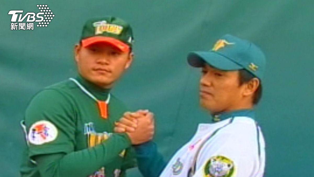 2007年1月,潘威倫和陳金鋒為愛心慈善棒球賽拍宣傳照。(圖/TVBS資料畫面)