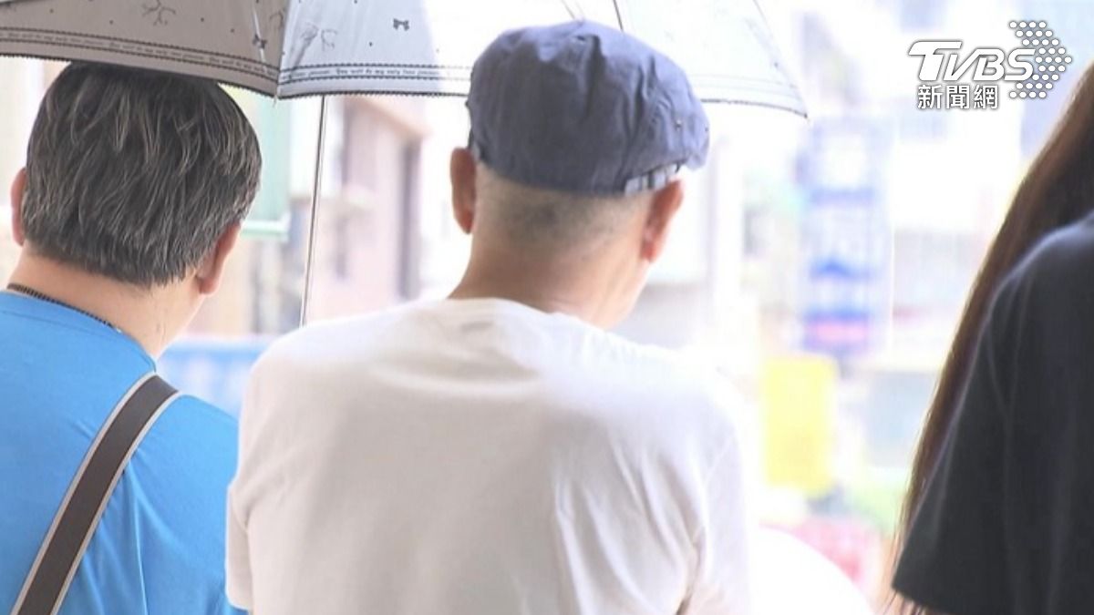 沒開冷氣！7旬翁中暑「體溫飆43.1度」昏迷　醫3合1降溫搶命