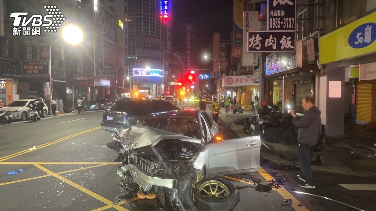賓士逆向撞上警車,整個車頭全被削爛。(圖/TVBS)
