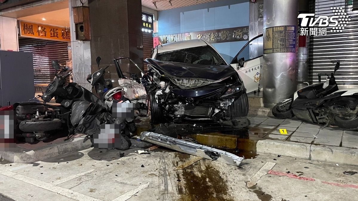 警車卡在人行道上。(圖/TVBS)