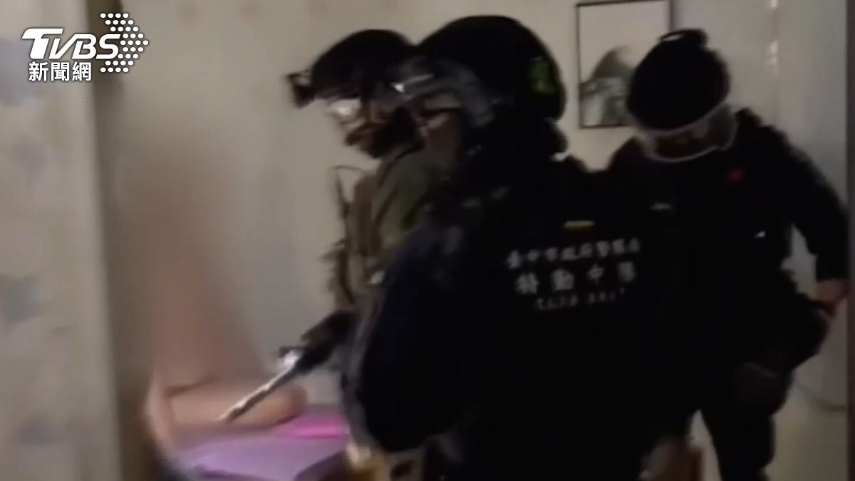 警方當場查獲半套服務進行中。(圖/TVBS)