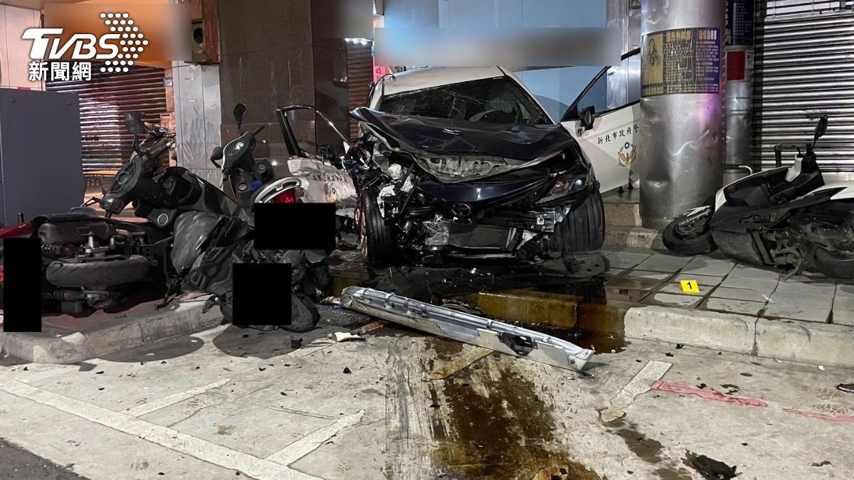 警車副駕駛黃警重傷不治。(圖/TVBS)