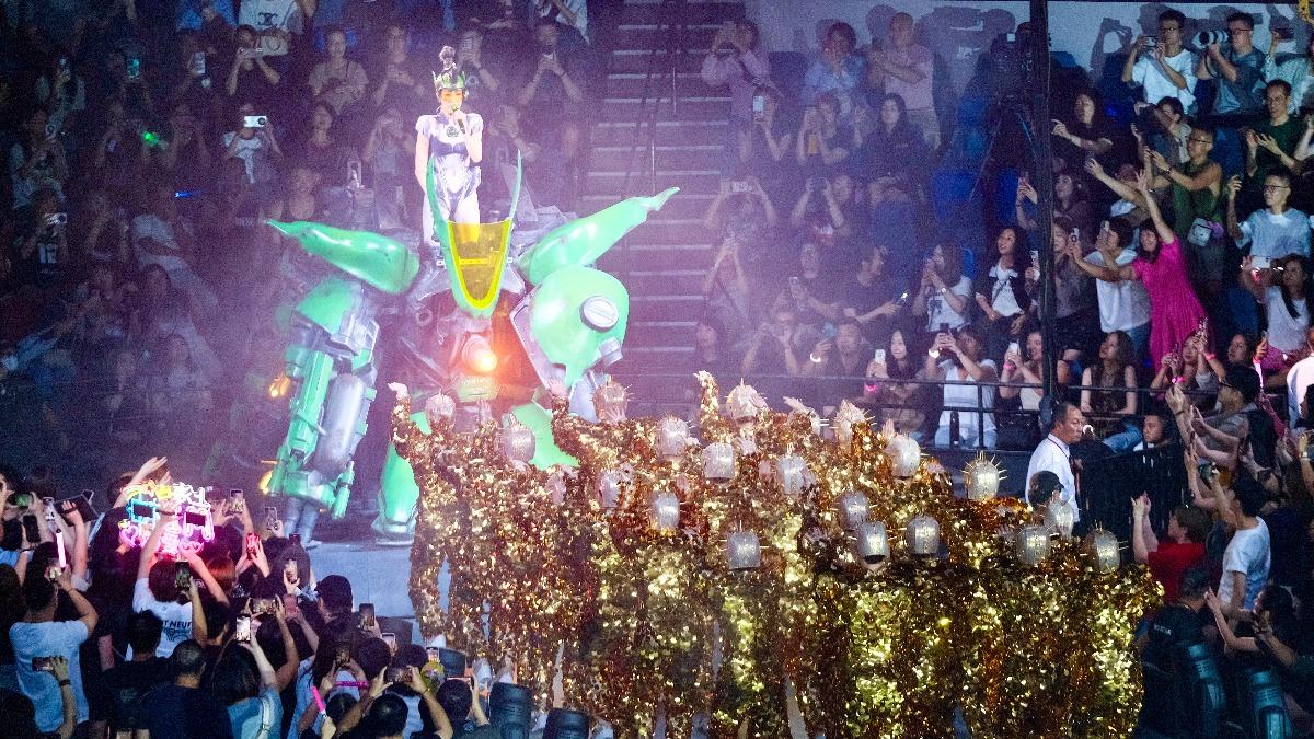 鄭秀文於8時40分，乘坐機器人、並以《朝聖》揭開序幕。（圖／翻攝自微博）