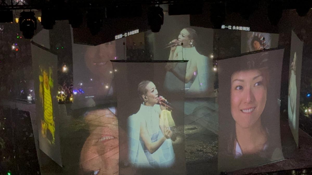 鄭秀文(Sammi)演唱會其中一part唱出過往主演電影的主題曲。(圖/翻攝自微博)