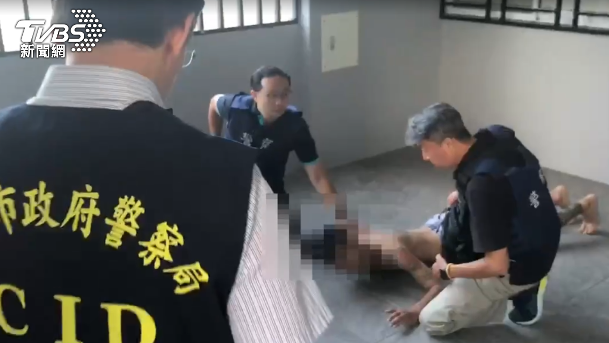 張嫌只穿內褲就被警壓制在地。(圖/TVBS)