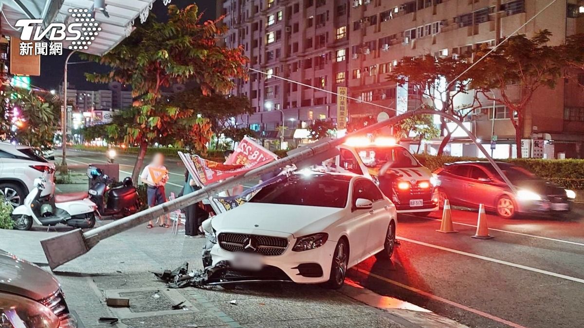 高雄賓士失控撞斷路燈 2騎士路過衰被擊落