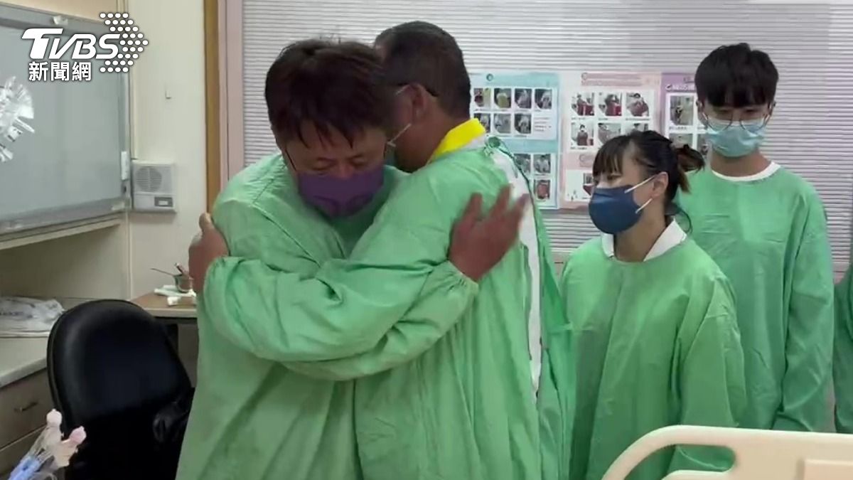 新北市長侯友宜前往醫院慰問家屬。（圖／TVBS）