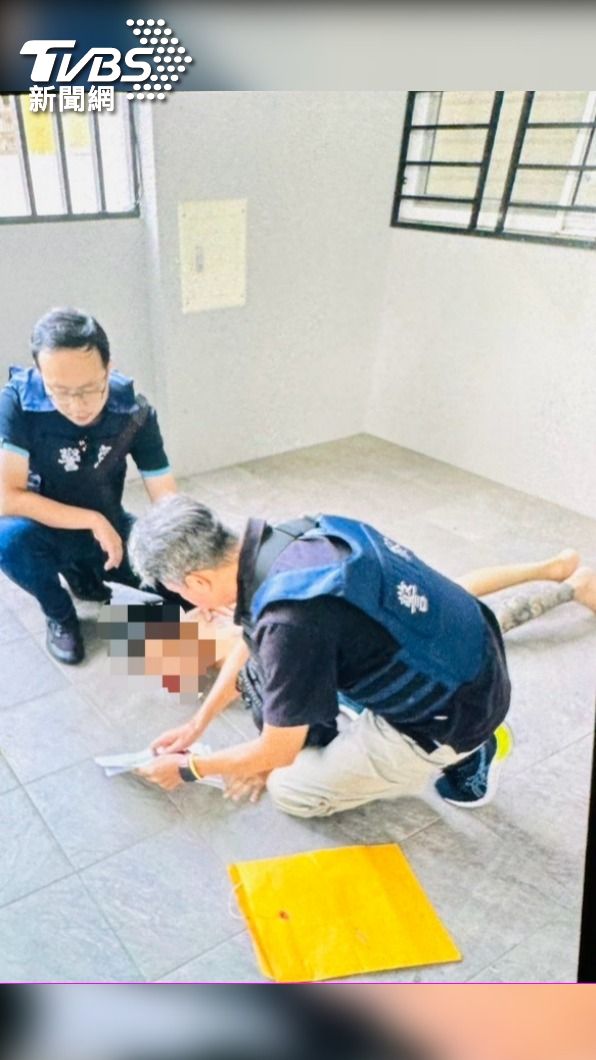 口罩男被壓制畫面曝光。(圖/TVBS)