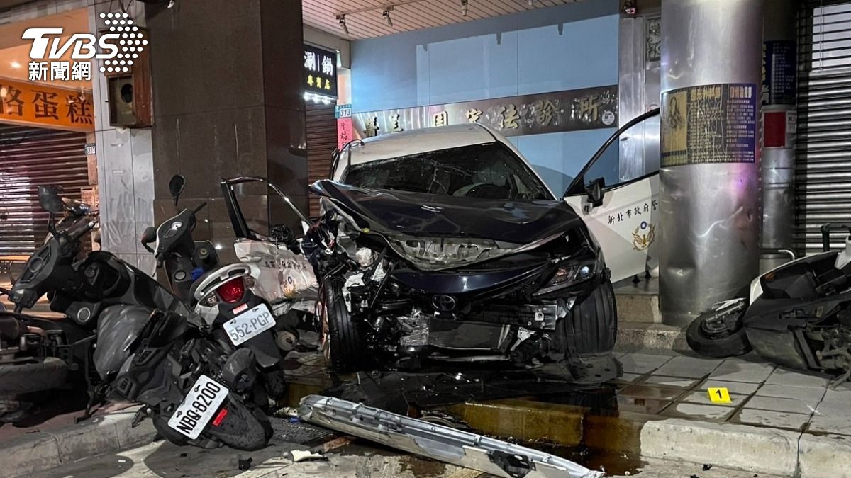 警車從路中間被撞進騎樓內。(圖/TVBS)