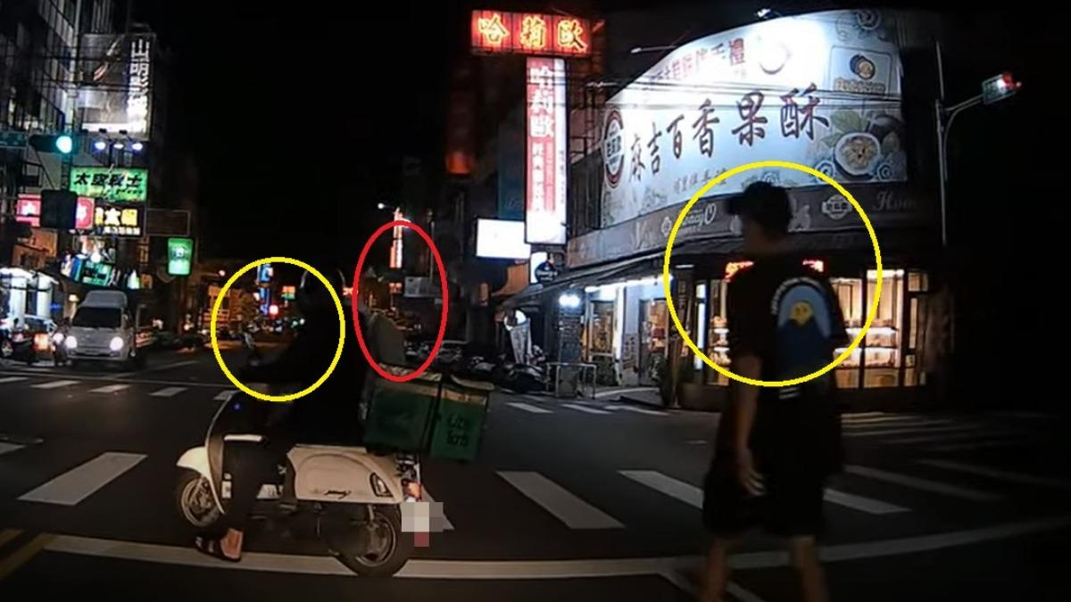 外送員和男子上前護送老人。(圖/WoWtchout-地圖型行車影像分享平台)