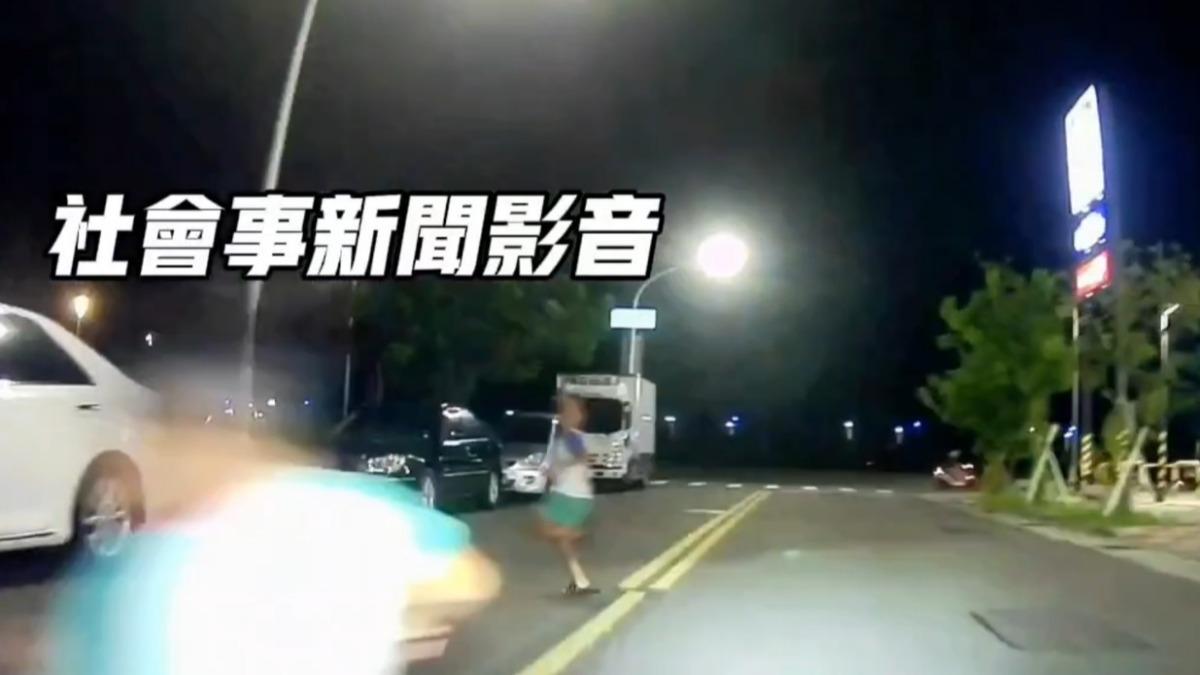 好險騎士緊急煞停,才沒有撞上人。(圖/翻攝社會事新聞影音)