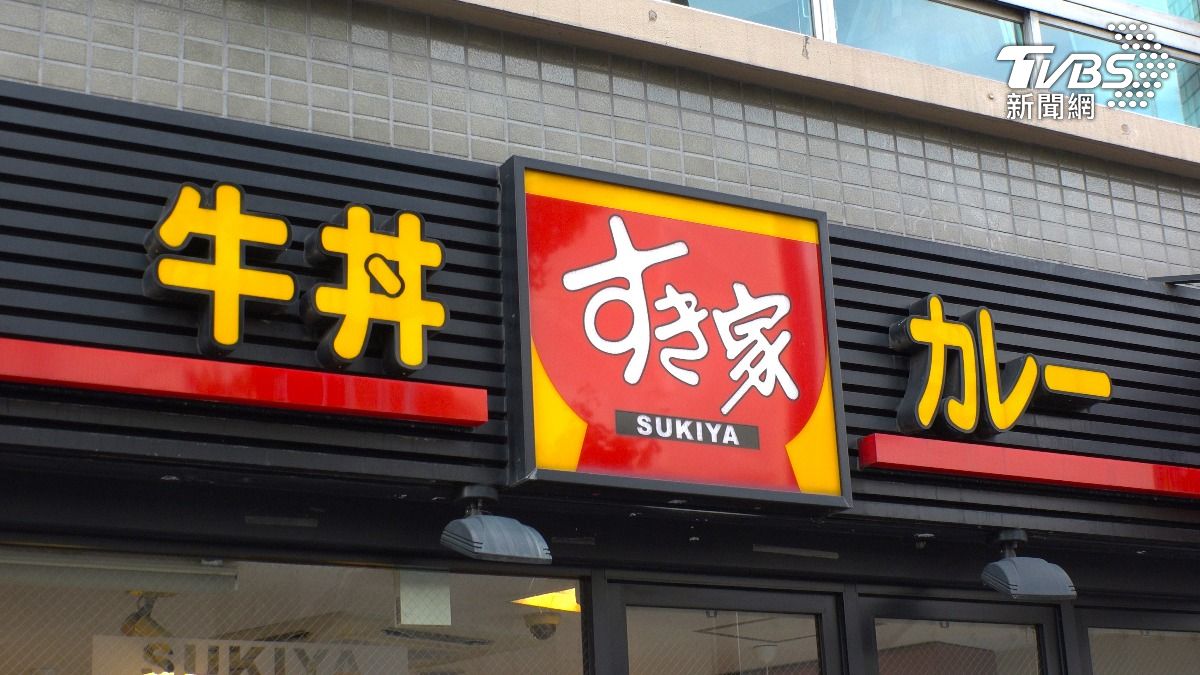 同為知名牛丼連鎖品牌的「すき家」早在4月便開始收取夜間服務費。(示意圖/達志影像shutterstock)