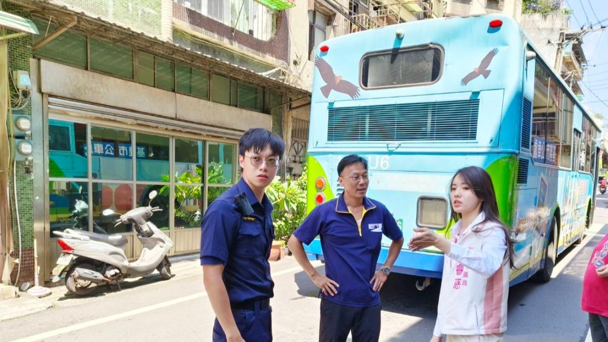 10日平一路有公車拋錨停放在道路中央。（圖／翻攝自許睿慈．許願池臉書）