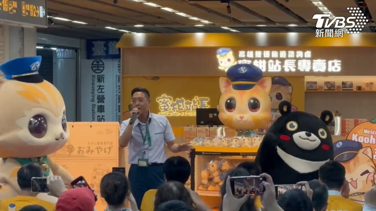 橋頭糖廠站長林忠明把躺地掙扎的蜜柑站長及高雄熊拉起。(圖/林雅婷攝)