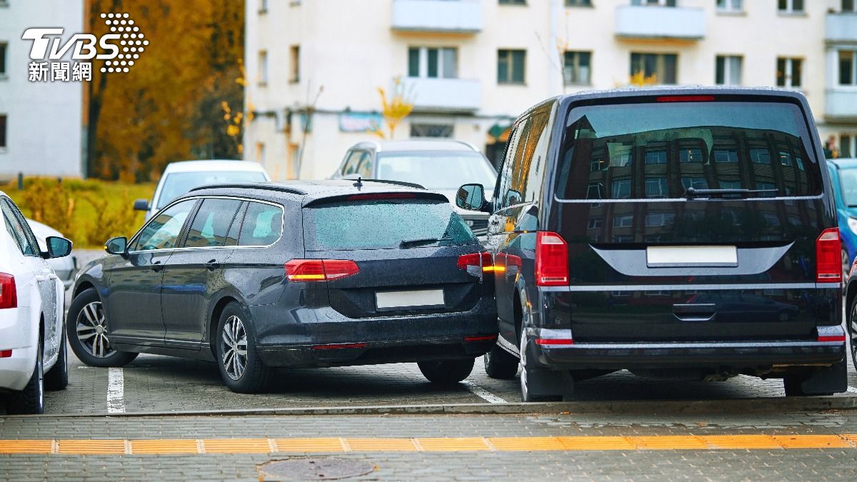 停車也要禮讓?隔壁老人狂「敲門」嗆:應該先讓我下車