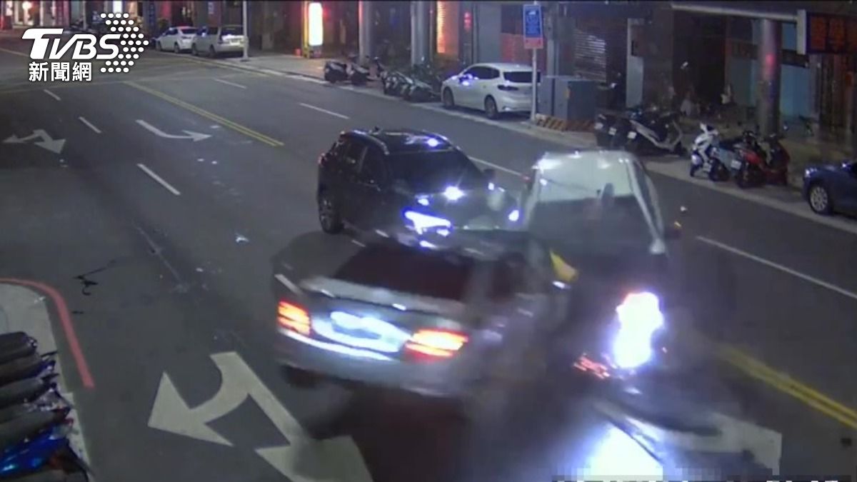 車禍撞擊瞬間。（圖／TVBS）