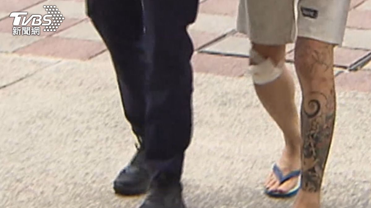 黃男腳輕微受傷,移送時要警方攙扶。(圖/TVBS)