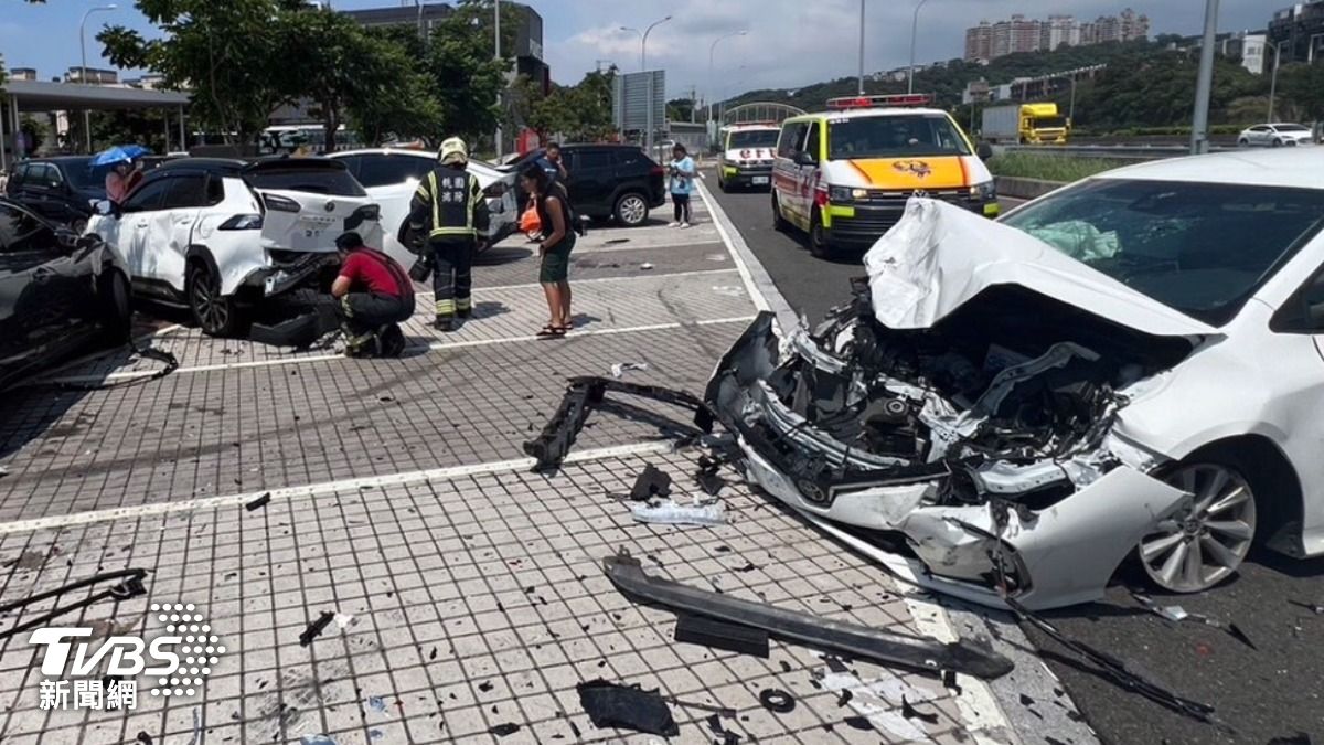 搶車位?楊梅休息站汽車衝進停車格 撞5車3人急送醫