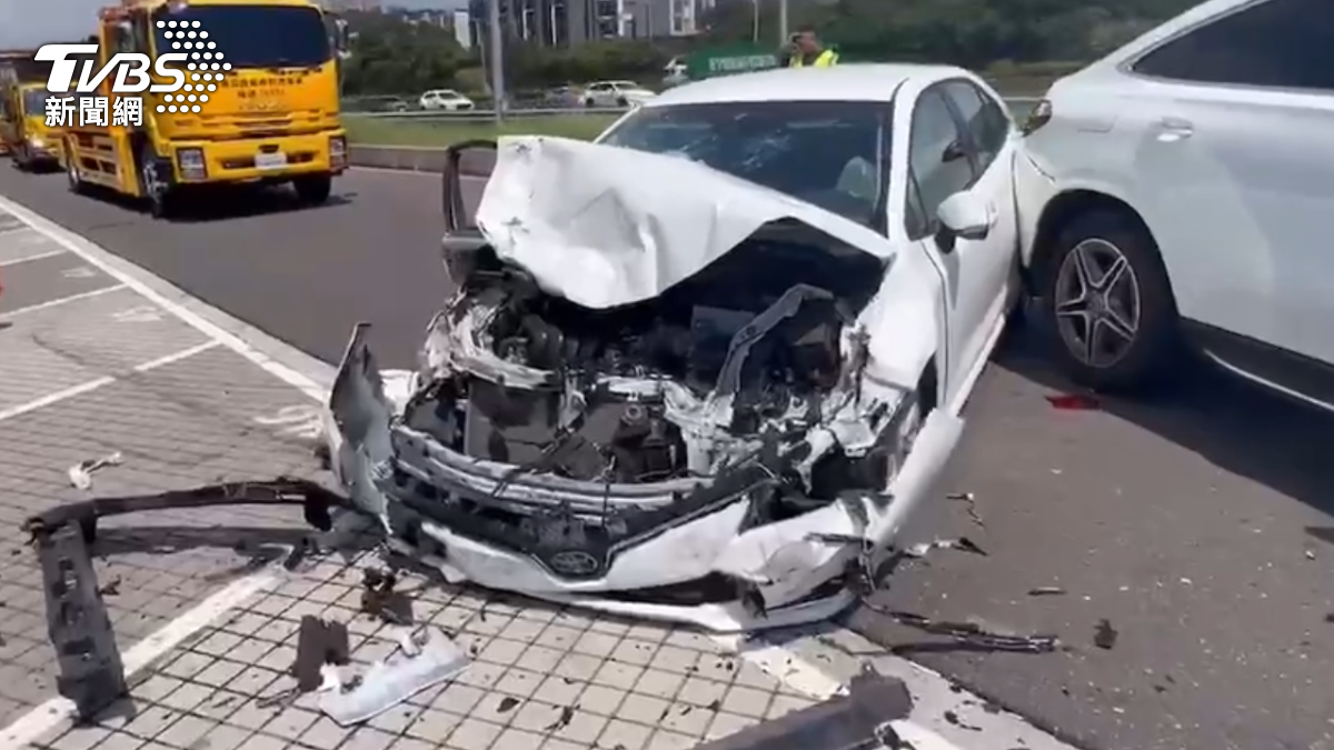 車輛嚴重毀損。(圖/TVBS)