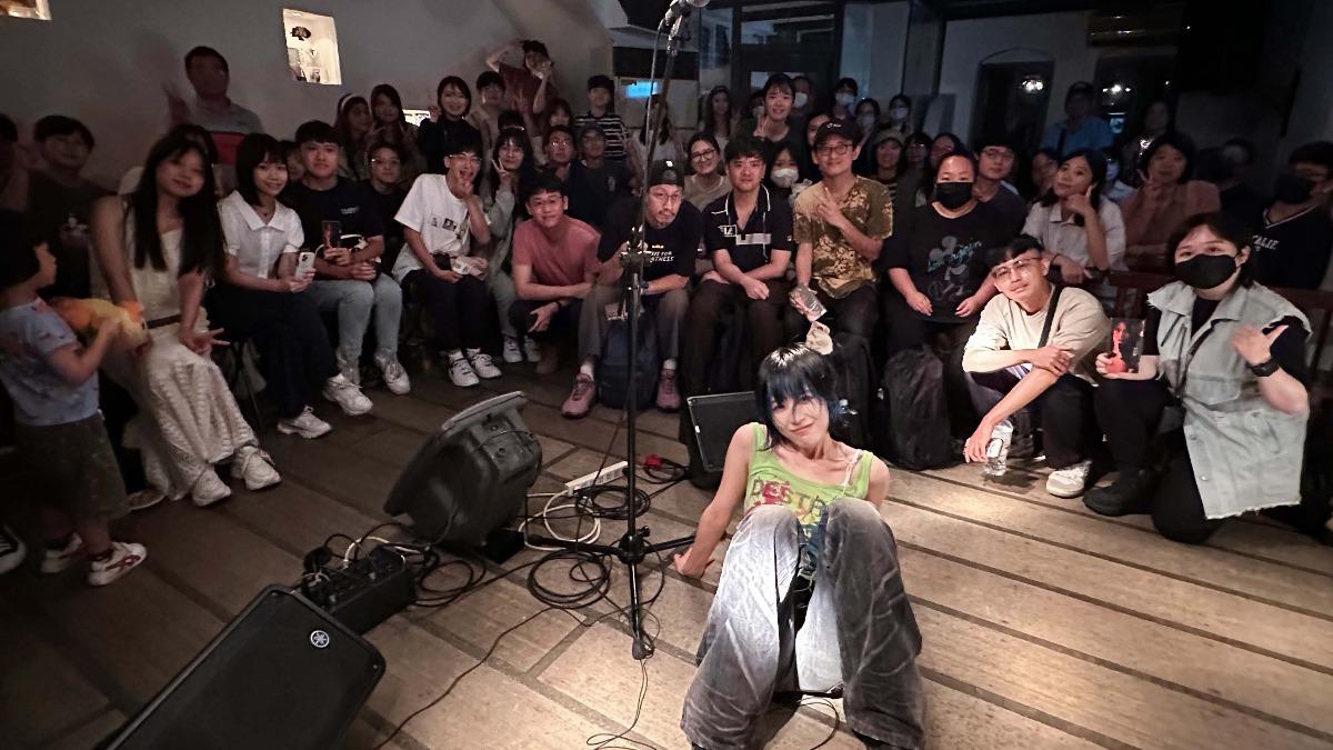 李澤瀧和台灣歌迷相見歡,更收到許多鳳梨酥。(圖/愛貝克思提供)