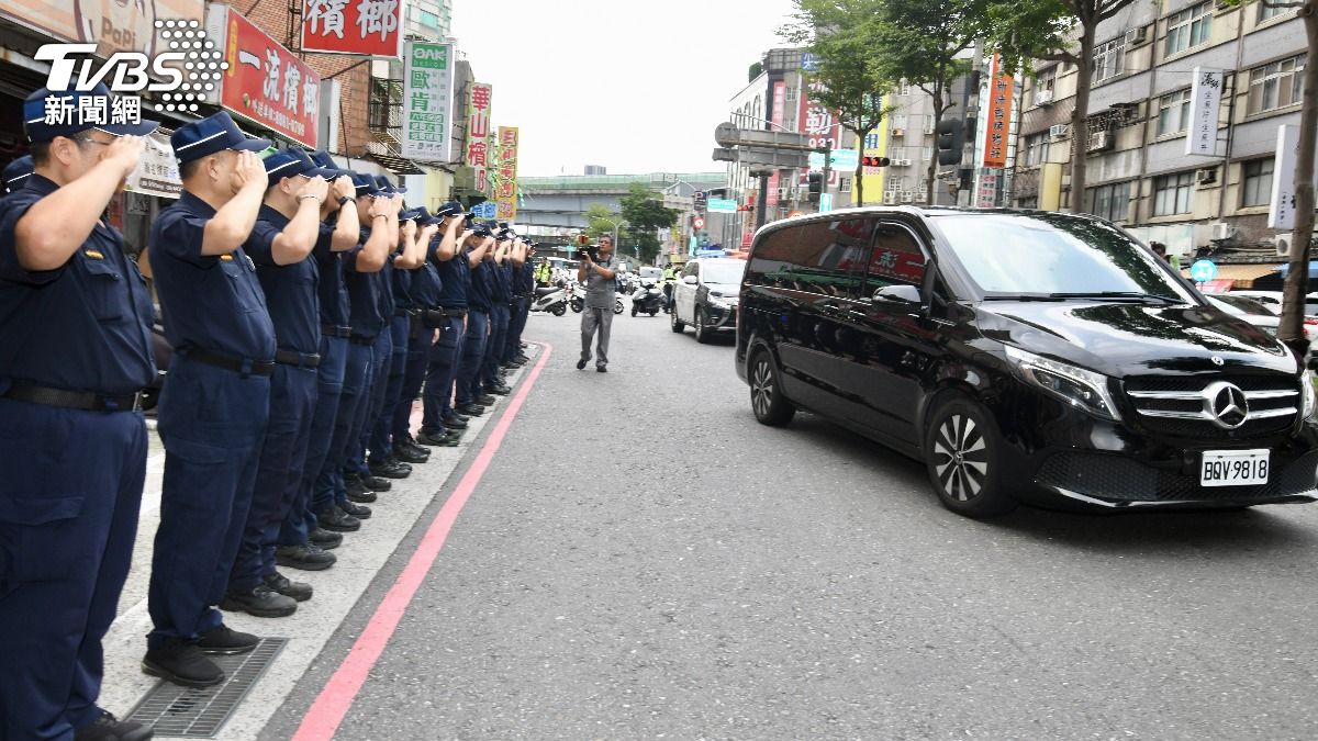 三重厚德派出所,同仁紅了眼框悲喊「任案結束,一路好走」相送。(圖/胡瑞麒攝)