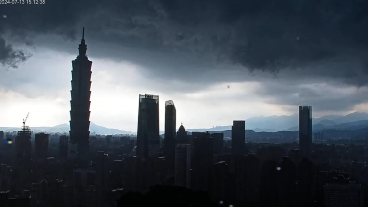 天氣/烏雲籠罩信義區!大台北雷聲狂響 「下午全黑」畫面曝光