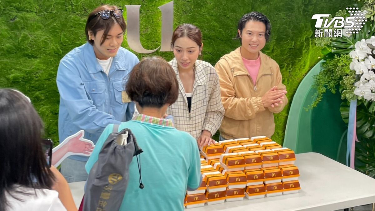 告五人下午現身東區發放大麥克。(圖/陳薈涵攝)