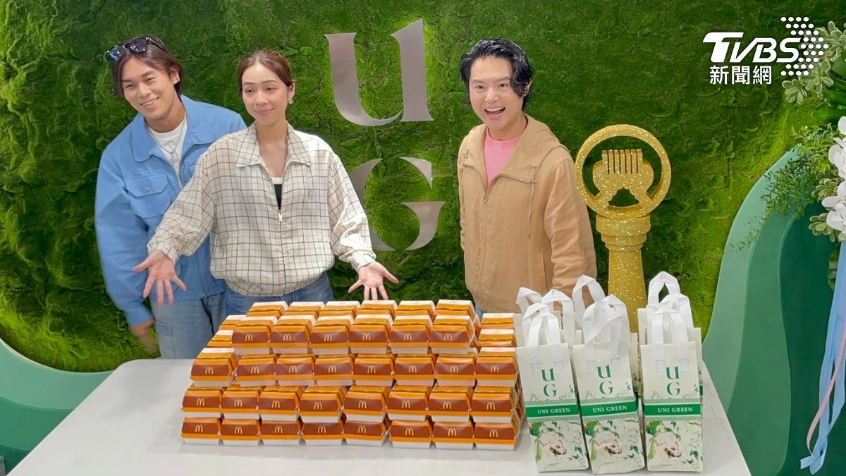 告五人兌現祭品文!快閃東區發大麥克 粉絲躲過雷雨擠爆現場