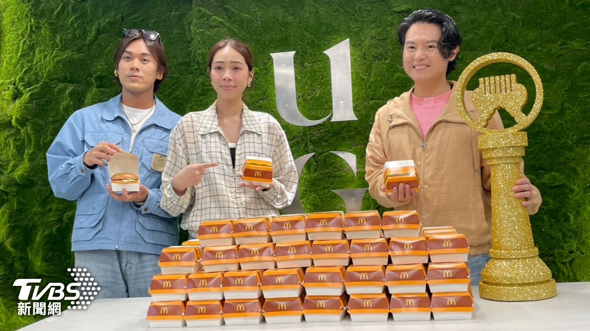 告五人慶祝首獲金曲肯定,發大麥克答謝粉絲支持。(圖/陳薈涵攝)