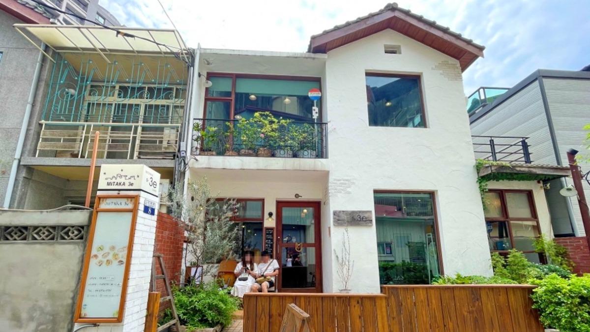 外觀是純白搭配木質元素的小屋，相當好拍。（圖／薇琪&吉米の生活小札記提供）
