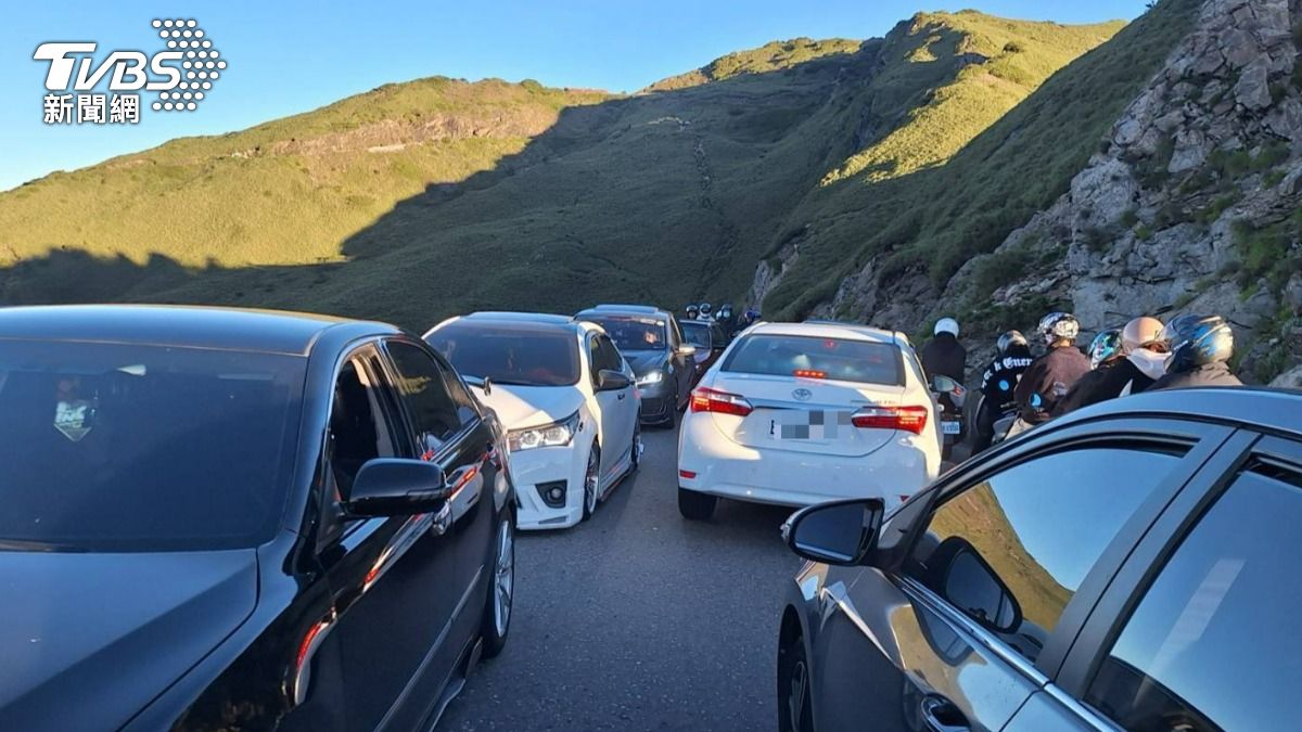 荷包瘦了!衝合歡山避暑「有車位不停」 霸停紅線吞罰單
