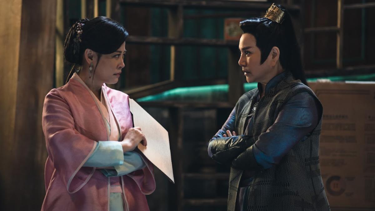 方馨(左)、唐美雲《孟婆客棧》獲金鐘節目創新獎。(圖/民視提供)