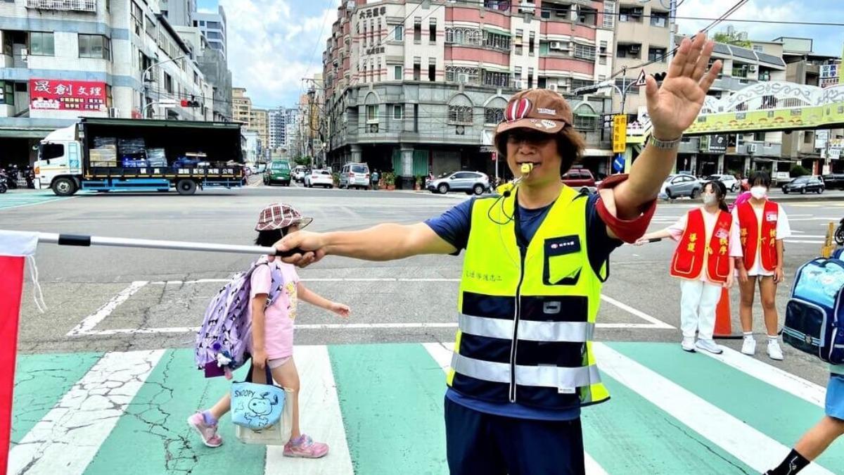 堪比得來速!全校「1300人」放學只花7分鐘 自創超狂祕笈曝