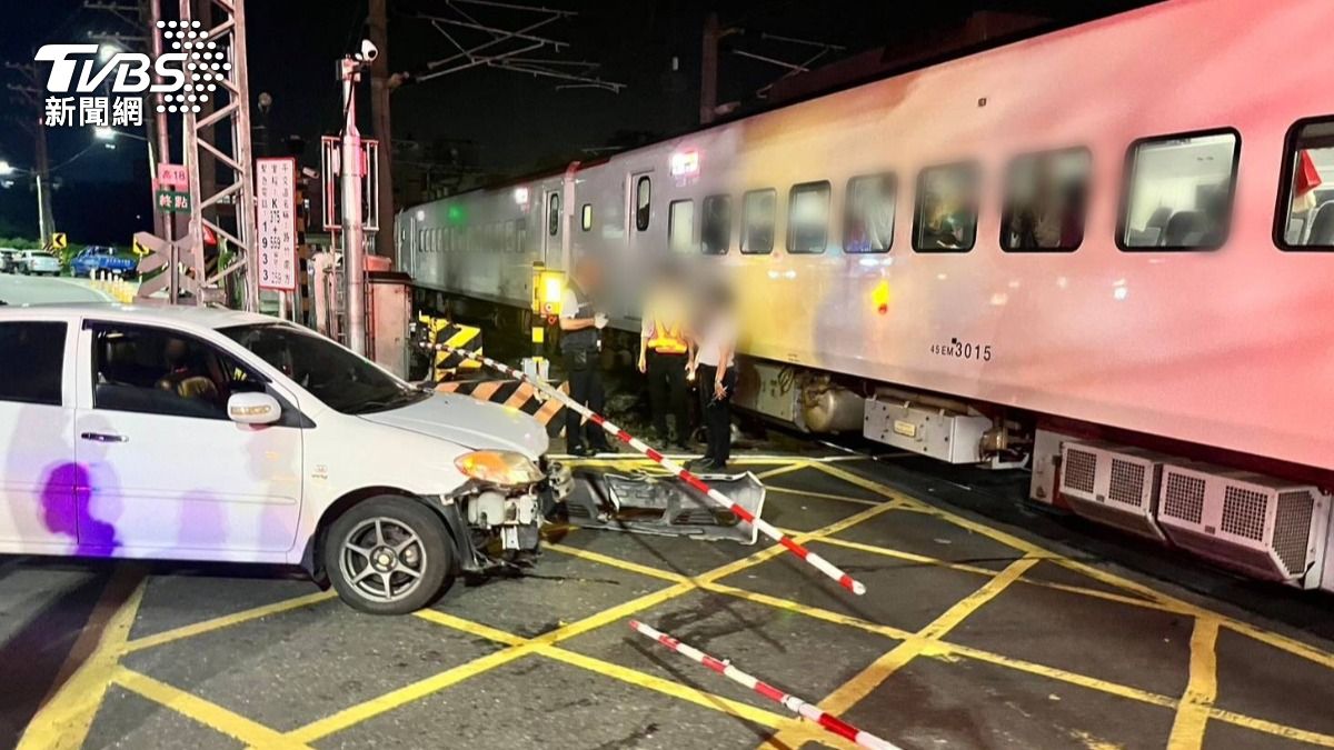 轎車闖平交道「新自強號撞上」！現場畫面曝　2905名旅客受影響