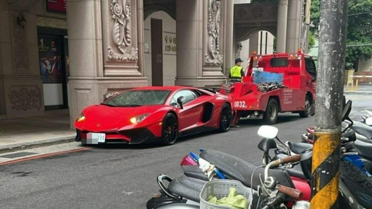 千萬超跑「大牛」新北街頭被拖吊 眼尖網友驚呼:超哥的