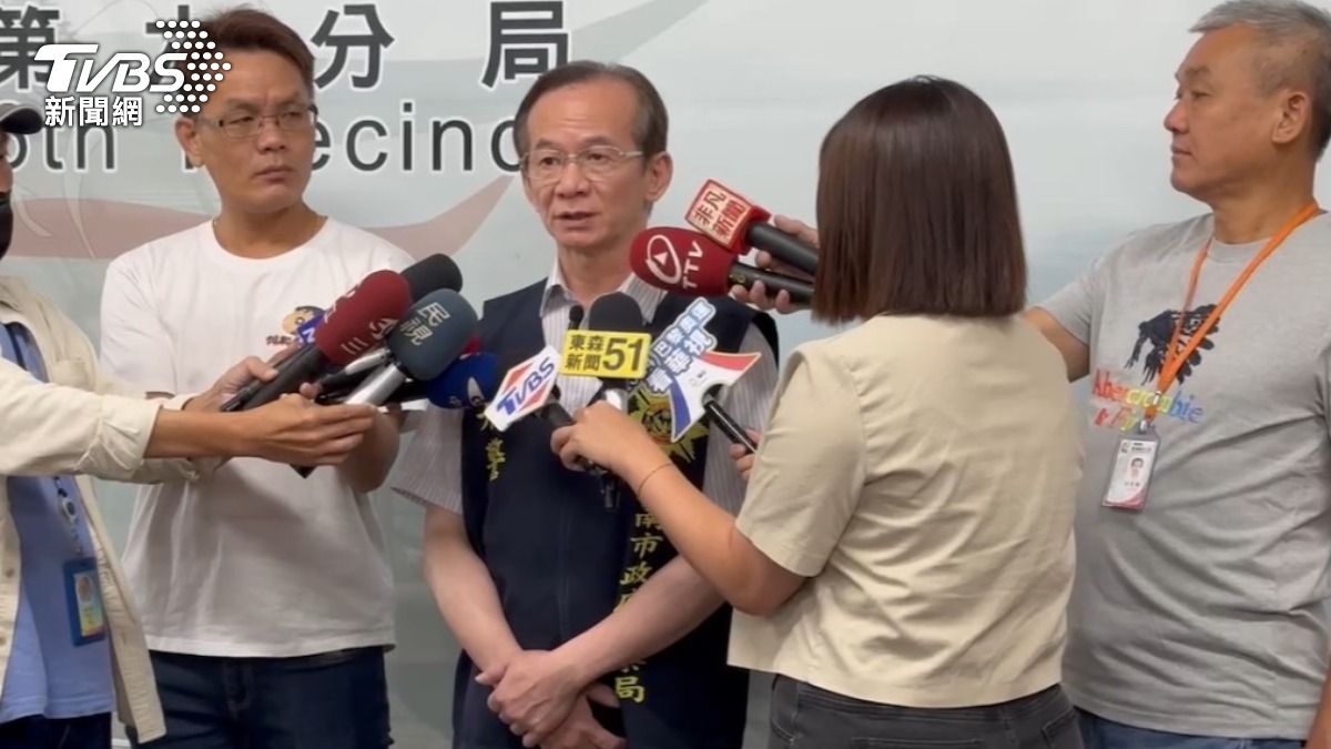 警方向槍手喊話,表示為了生命安全請盡速投案。(圖/TVBS)