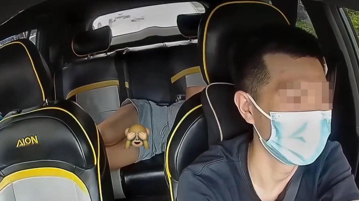 短裙超胸女「一上車就躺」！小褲褲全露出　星國司機摸頭笑了
