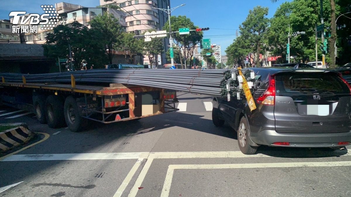 曳引車載運的鋼筋擦撞休旅車。(圖/TVBS)