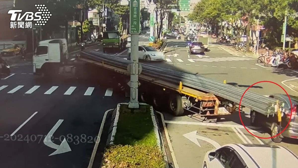 車主欲哭無淚!曳引車違規載超長鋼筋 路口迴轉A爛休旅車