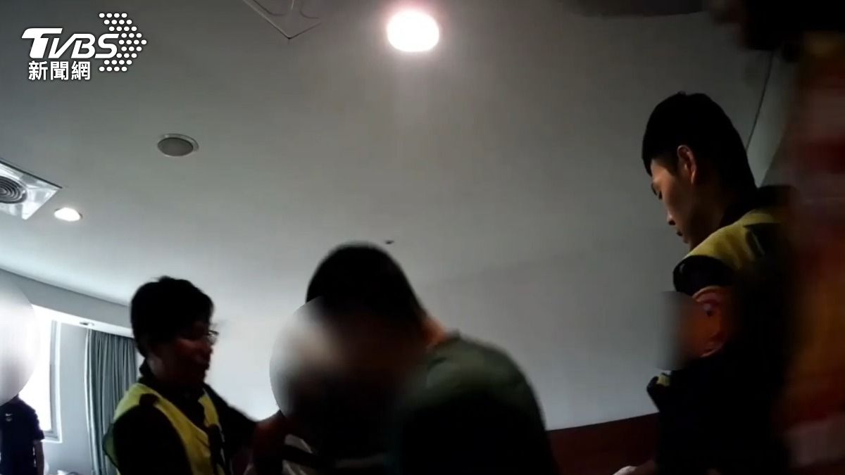 警方循線到旅館救出被拘禁的少年少女,現場逮捕許男等5人。(圖/TVBS)